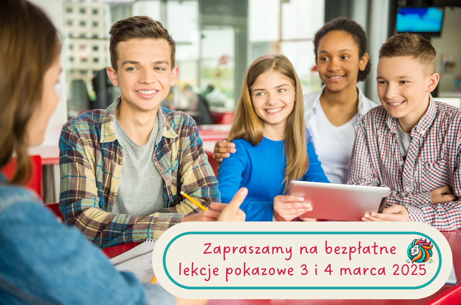 Zapraszamy na bezpłatne lekcje pokazowe! 2 Zdjęcie grupy dzieci z informacją zapraszającą na lekcję próbną