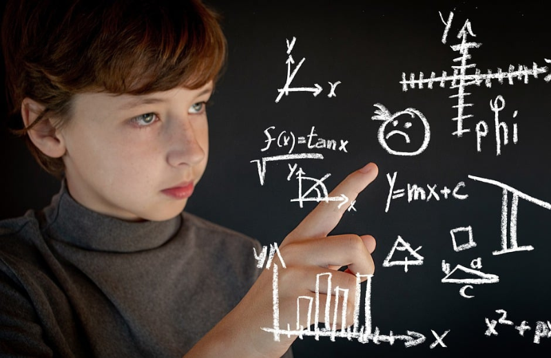 Kurs przygotowawczy Kangur Matematyczny 1 Chłopiec ze szkoły podstawowej rozwiązuje zadania matematyczne na wirtualnej tablicy podczas przygotowań do konkursu Kangur