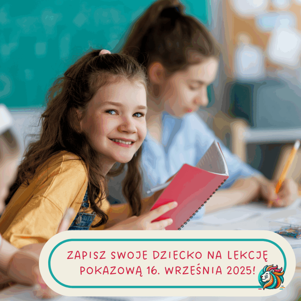 Uśmiechnięta dziewczynka w klasie trzymająca zeszyt, zaproszenie na bezpłatną lekcję pokazową z matematyki 16 września 2025